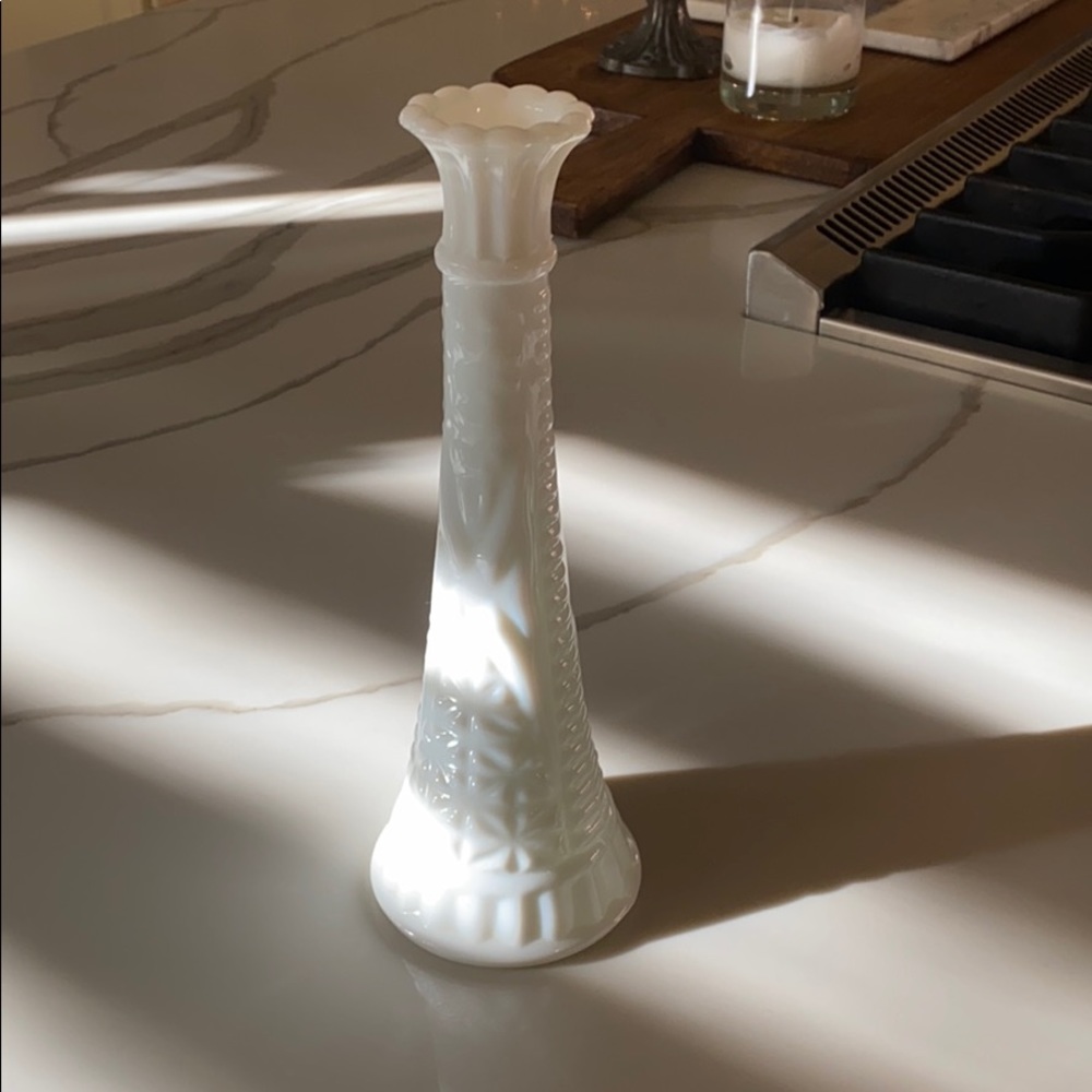 Vintage milkglass bud vase. EUC